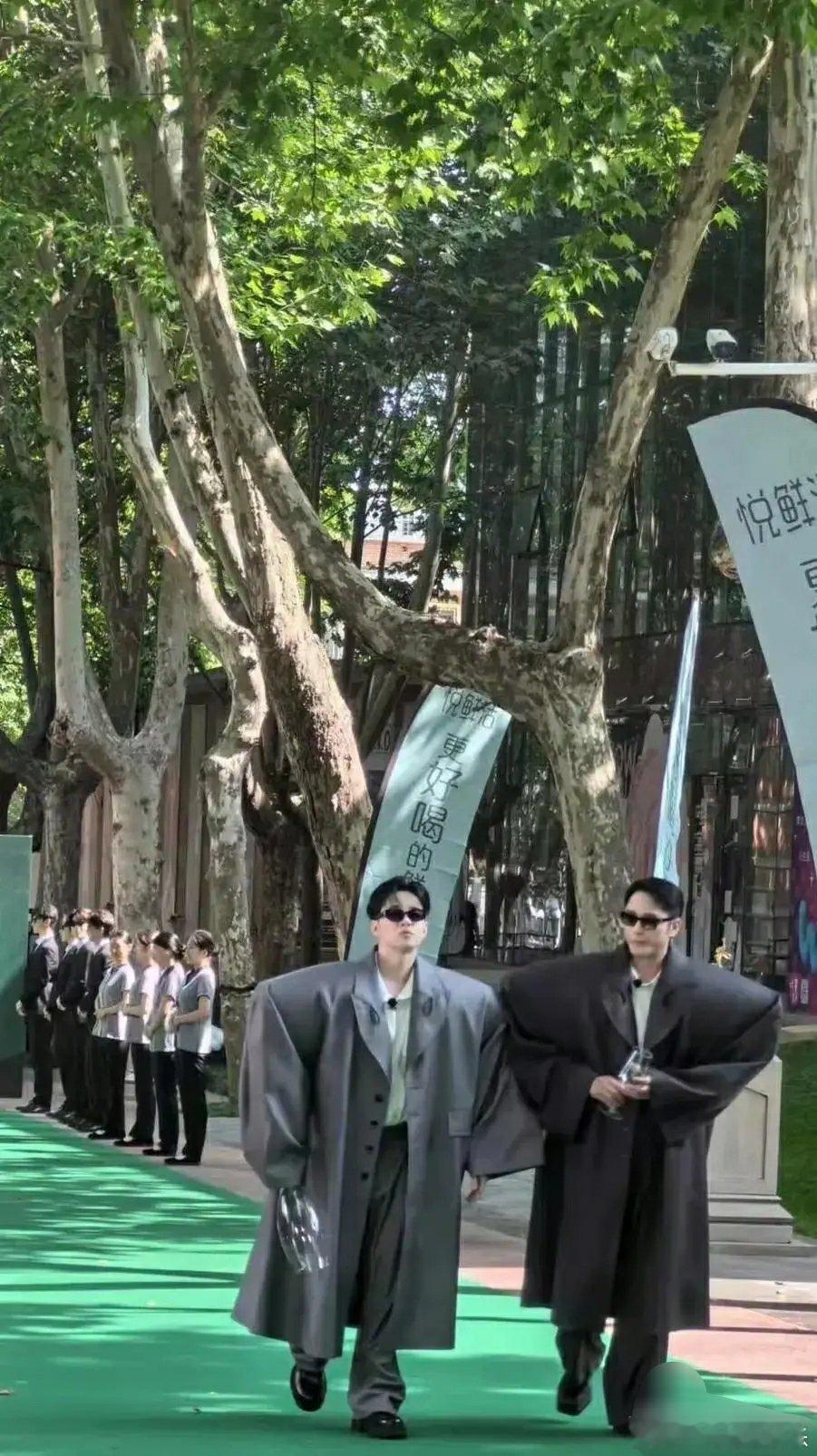 不懂就问，现在是都流行这样的穿搭了吗？ ​​​