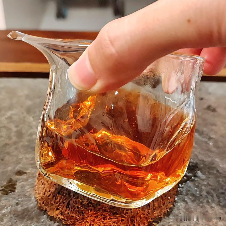 《茶魂初淬·山坡羊体》
碧瓯烟袅，灵芽微摇，沸波翻滚试清高。世心焦，意难消，茶魂