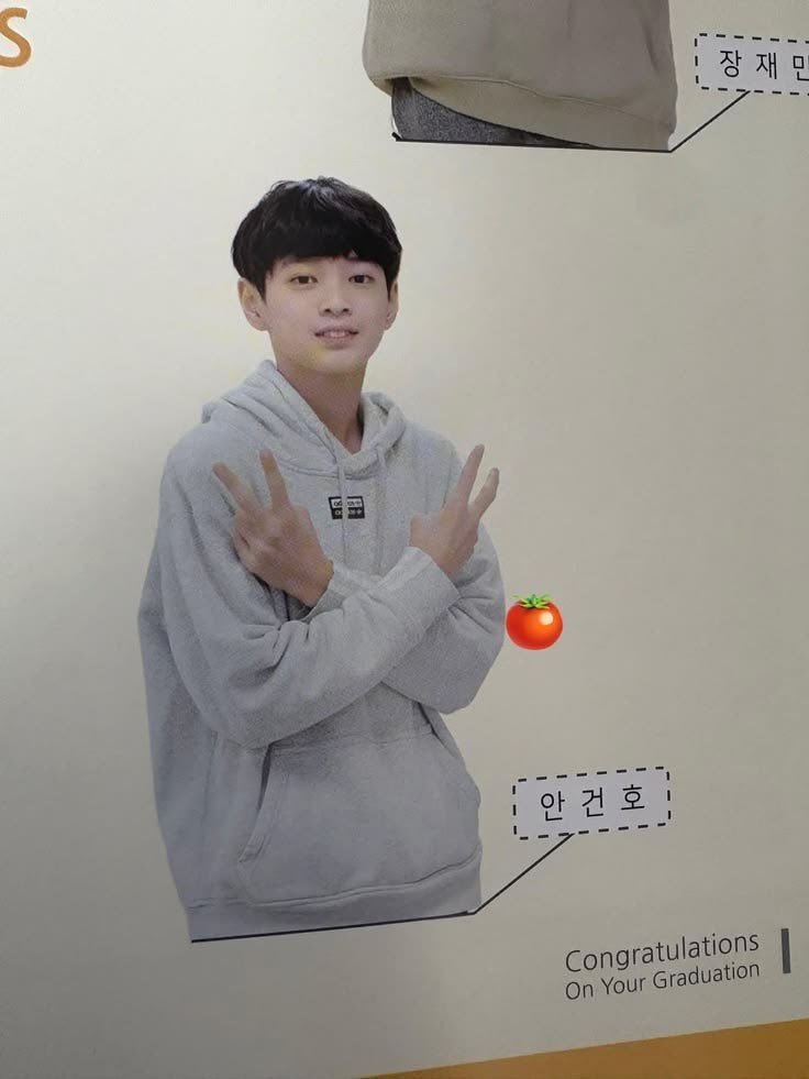 安乾镐  小学毕业照片 还挺萌 