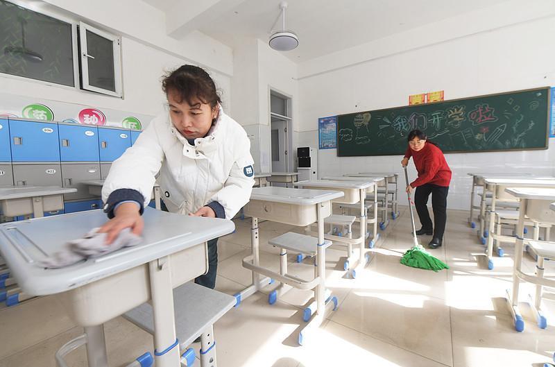 之前刷到有人说郑州中原区某小学开学第二天就让家长轮流扫地，当时还跟着吐槽了两句，