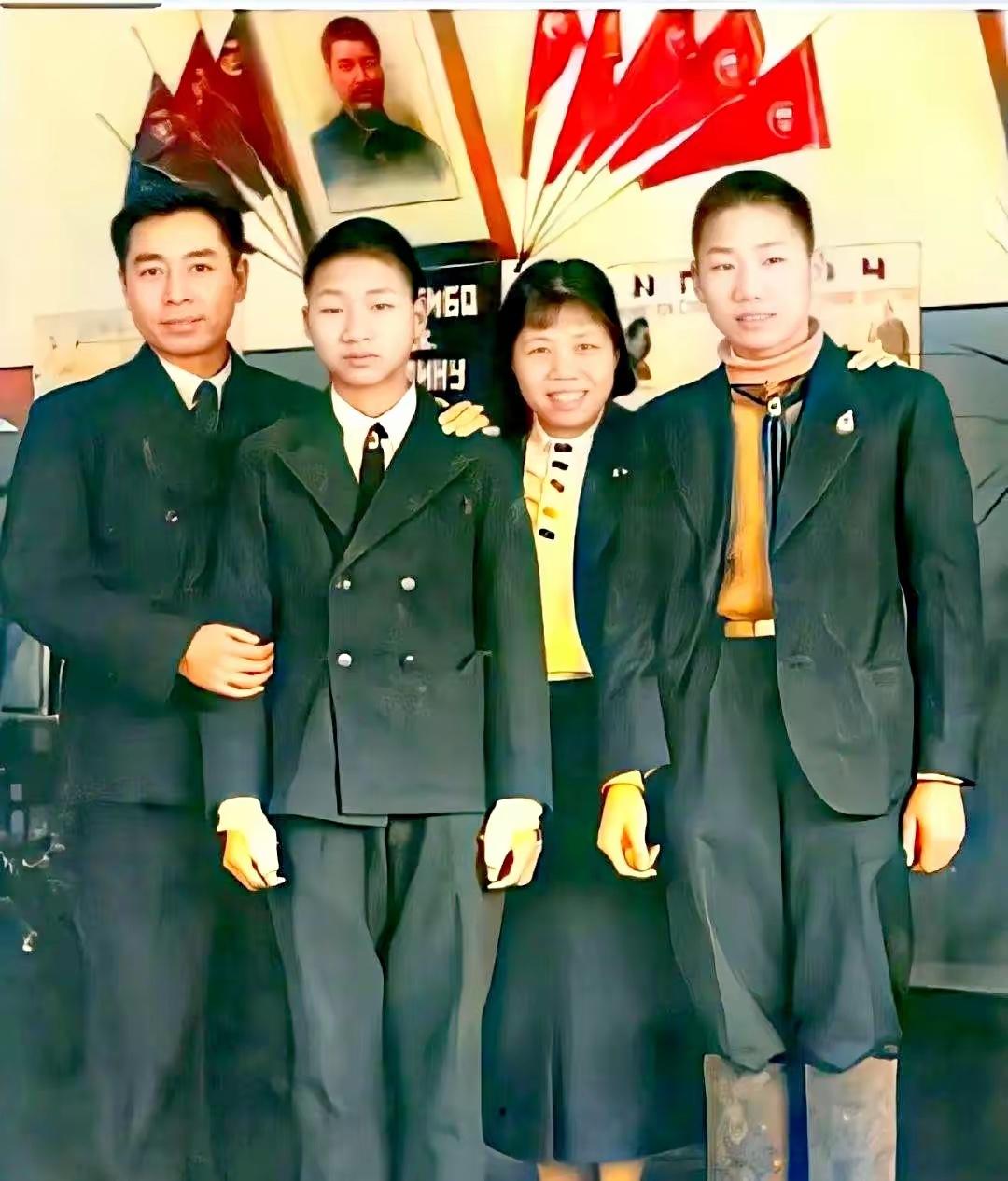 这是42岁的周总理和夫人邓颖超前往苏联时与毛岸英、毛岸青的温情合影，都看看吧，毛