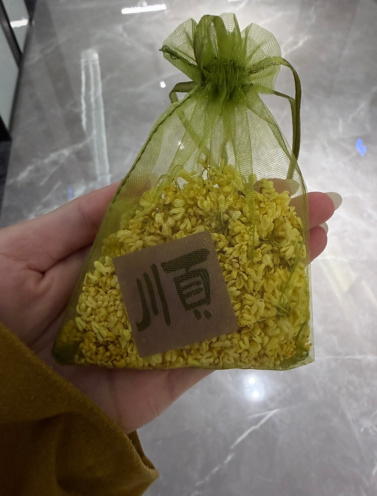 这个季节的桂花真的香，装个一小袋放车里香喷喷[yeah] ​​​
