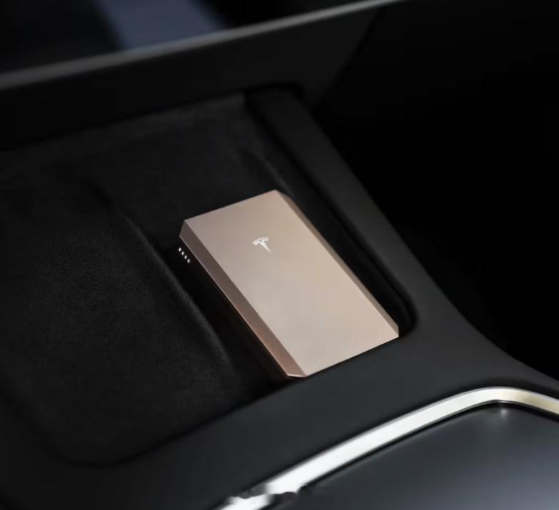 特斯拉推出 5000mAh 多功能充电宝：磁吸无线充电，489 元  又是哪门子