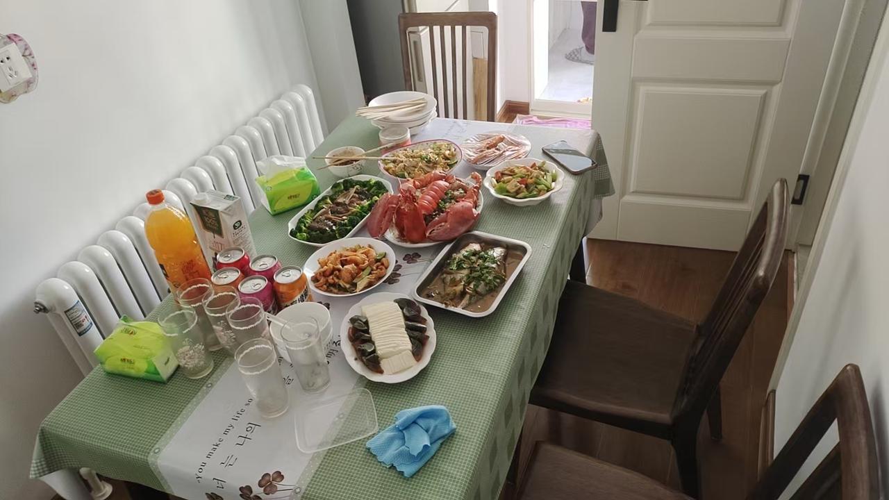 春节长假中，要说家中最忙的人，当属掌勺做饭的人。
三十那天，儿子刚忙乎家里的初夕