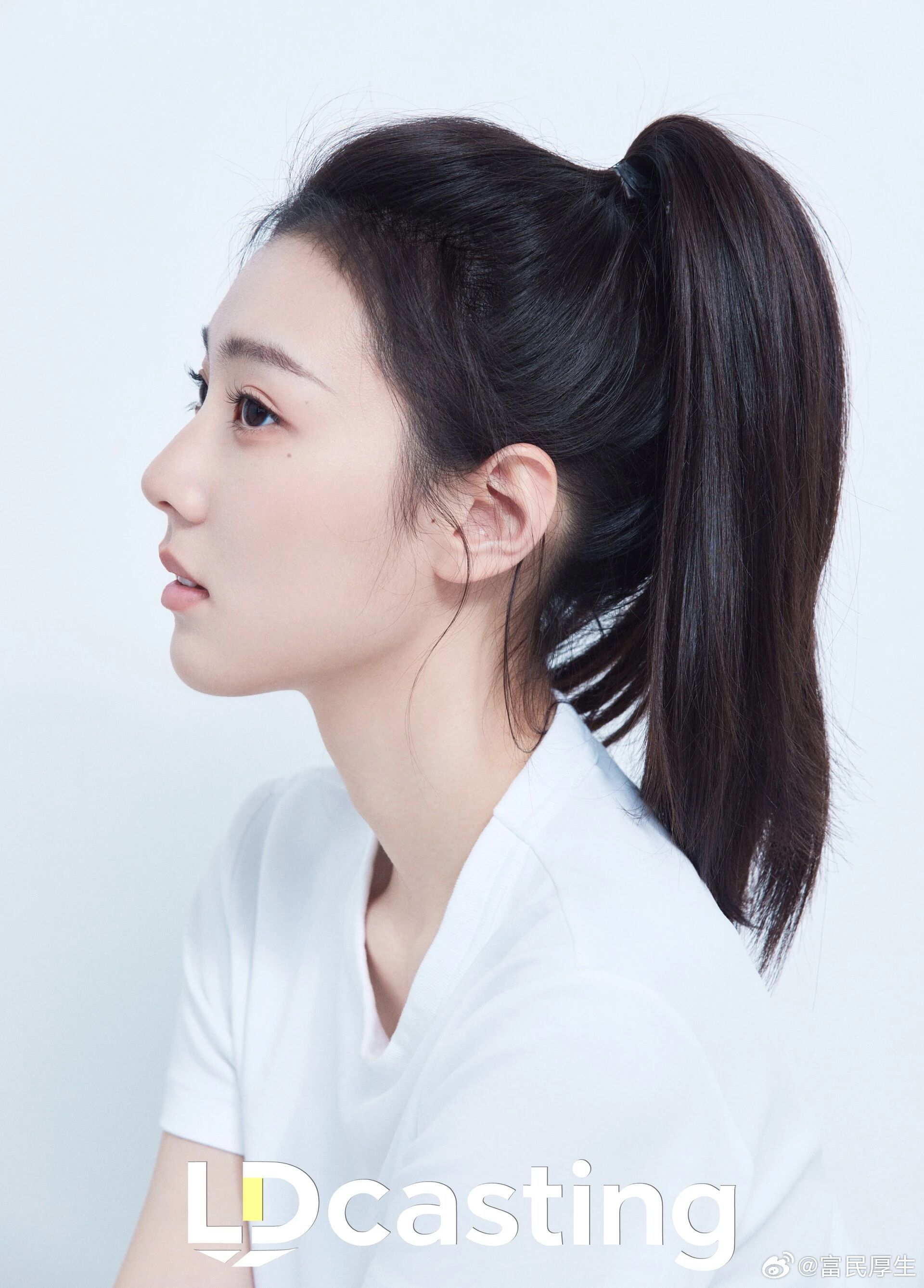 美女赋月出东岭，光浮西牖。有美一人，临风倚竹，影动琅玕，目若秋水之澄，眉似远山之