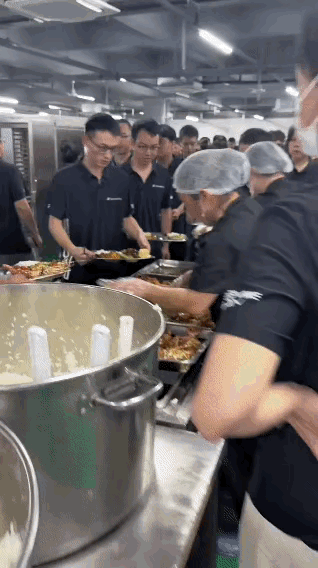 见过这么豪横的职工食堂吗？很多人一辈子都没吃过[微笑]