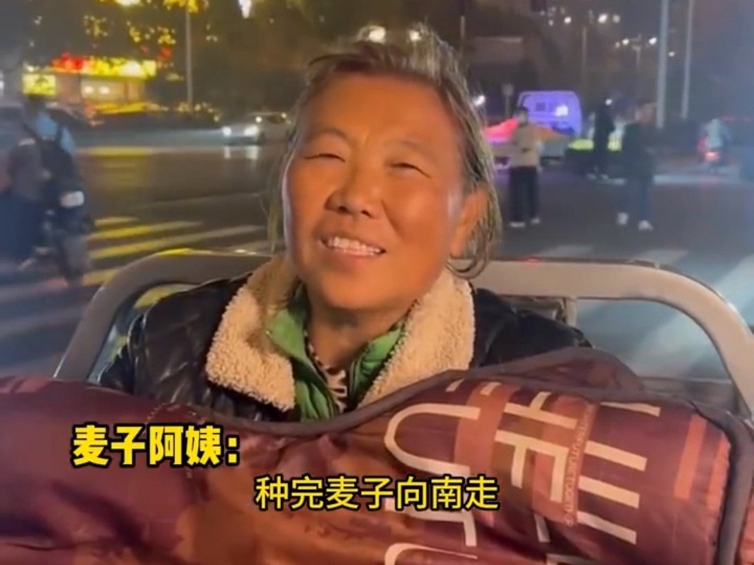 麦子阿姨去西双版纳的愿望实现了  麦子阿姨的三轮车上放着巨大的地图  近日，曾在
