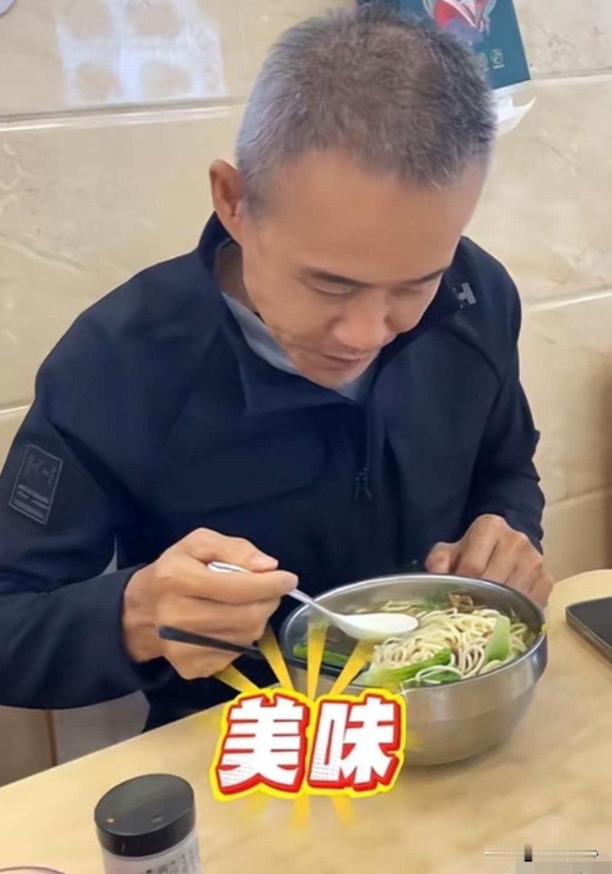 网友：哎呀这不是隔壁老王嘛
老王：是的是的邻居好呀！
网友：今儿咋这么凑合呢？