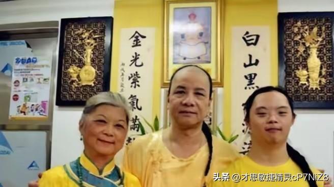 把故宫还给我家”！2005年，多尔衮10世孙在火车站大闹，要求国家归还故宫。
​