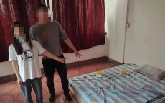 四川男子深夜巷口被女子搭讪做按摩，刚付费体验就被警方查获。
 
一时没能守住底线