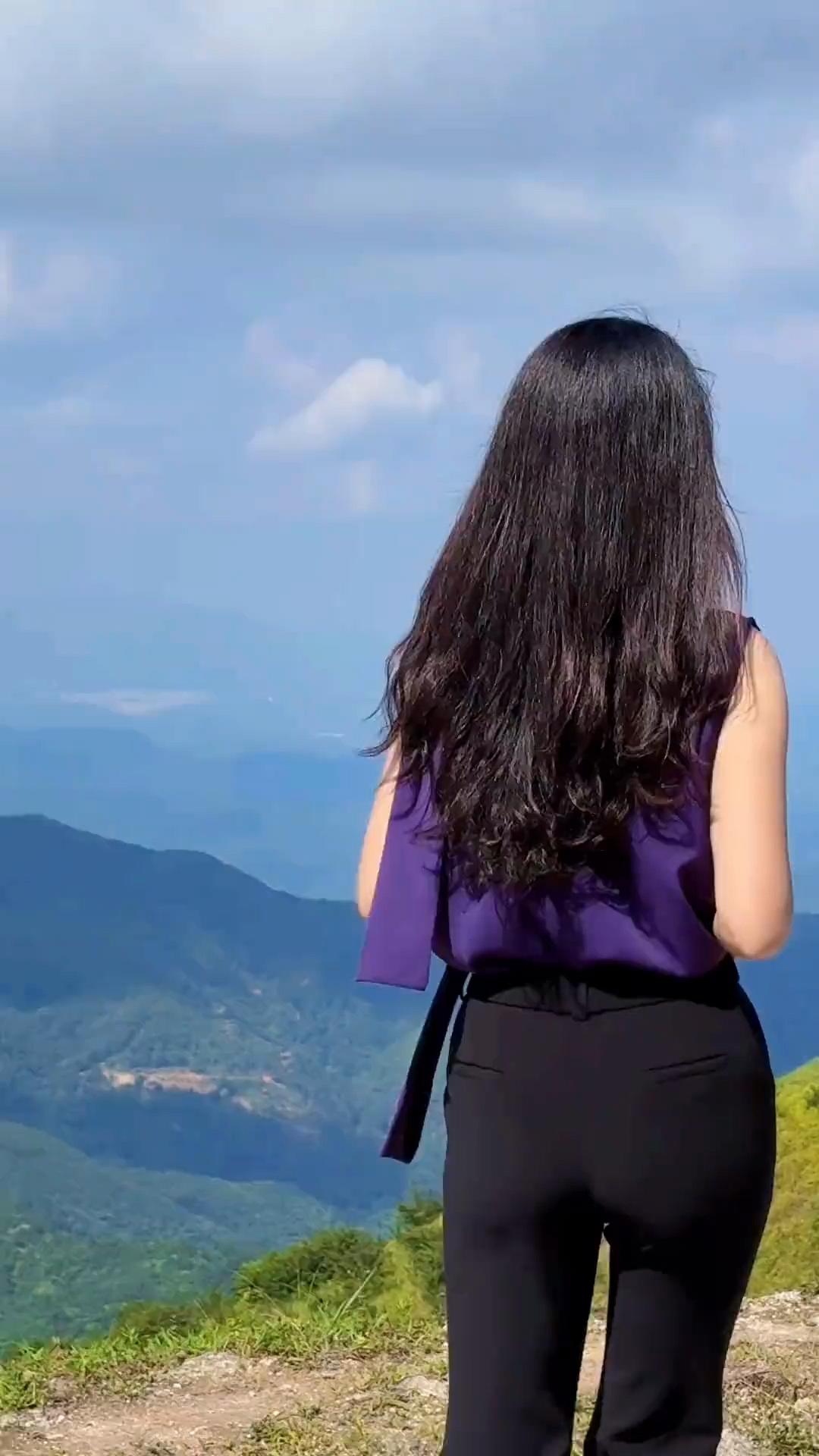 俯瞰山峦，心旷神怡，大自然的怀抱，尽收眼底。