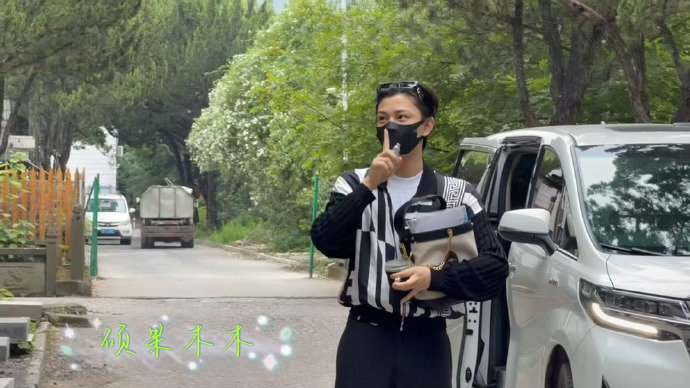 丁禹兮代言香水粉丝先闻 丁禹兮的香水粉丝先闻 小丁也太懂浪漫和温柔了吧，自己代言