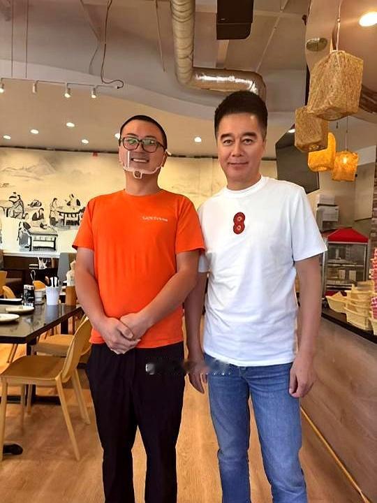 近日，61岁的许亚军在美国加州的一家餐厅被网友偶遇。
 

他穿白T恤配牛仔裤，