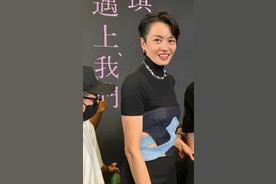 梁咏琪潍坊商演身材成热议！天后变“接地气宝妈”，这波松弛感我跪了！
正文：
妈呀