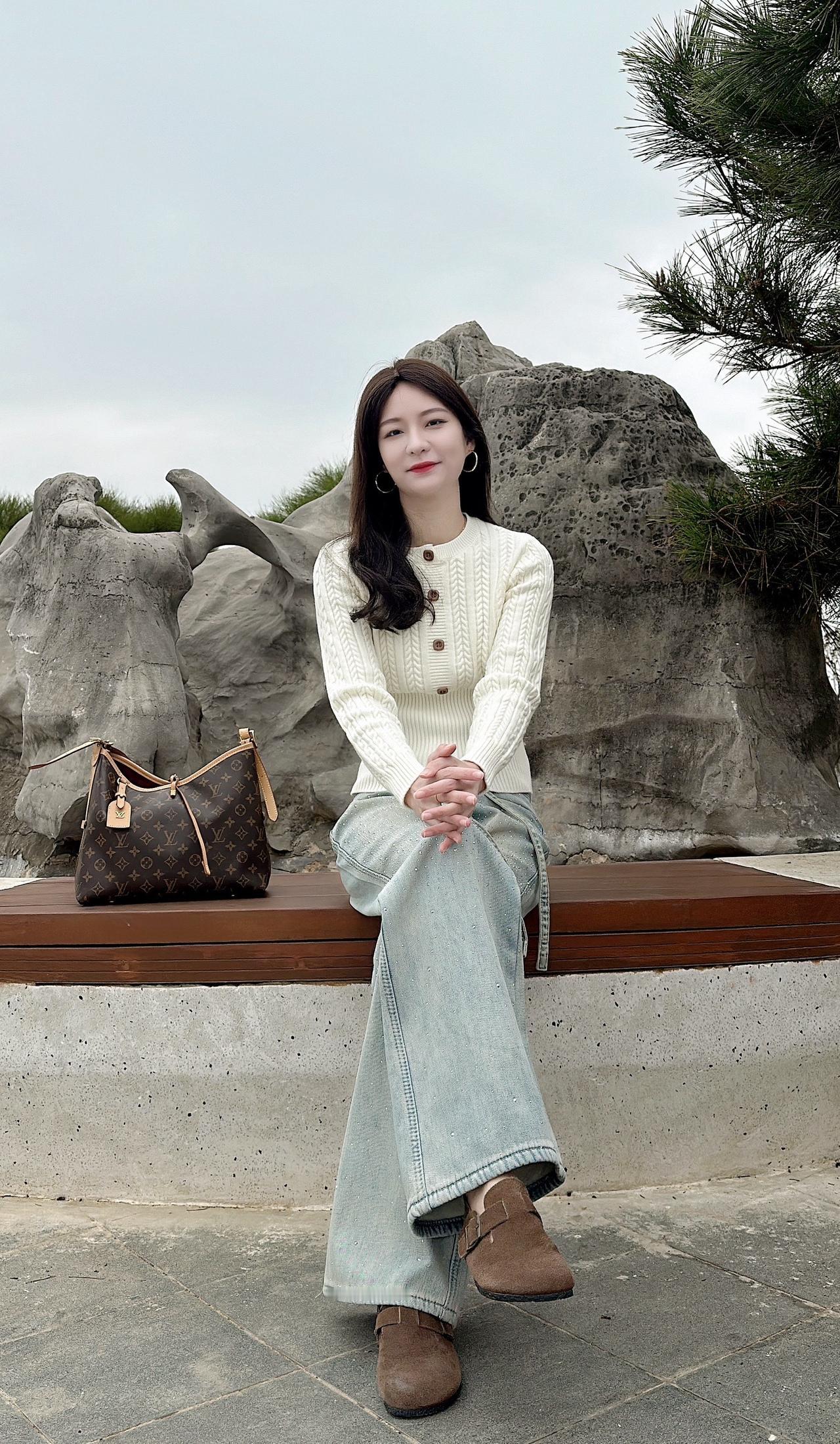 靠自己虽然很慢，但很稳，这个世界从来不缺漂亮的女孩子，也没有人会一直为你着迷，但