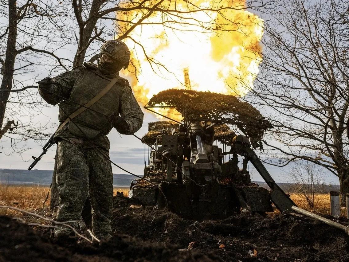 美国是绝对主导，核心就一条——“低成本收场”，减少援助、通过重建获利，顺便拉拢俄