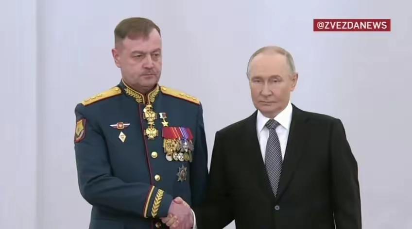 普京总统授予俄东部集群司令安德烈·伊万诺耶夫上将“俄罗斯金星”奖章和“俄罗斯英雄