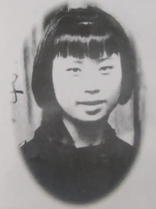 1941年，地下党刘彩凤被捕，由于她长得漂亮，县长王慕增甚至派自己老婆对她说：当