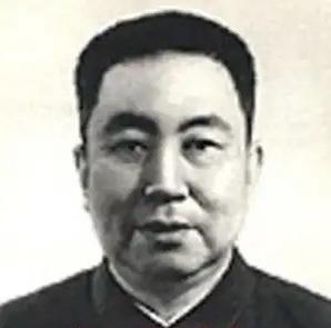 1974年初春，华国锋在中央一次小型会议上突然拍桌子发火，指着当年举报贺龙“叛国