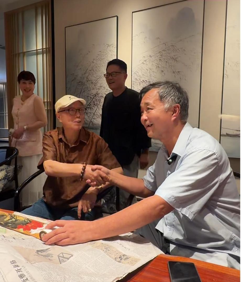 上海流浪大师沈巍与西冷印社早期创始人之一张炎夫之子张有为共鉴书画藏品，并收到张有