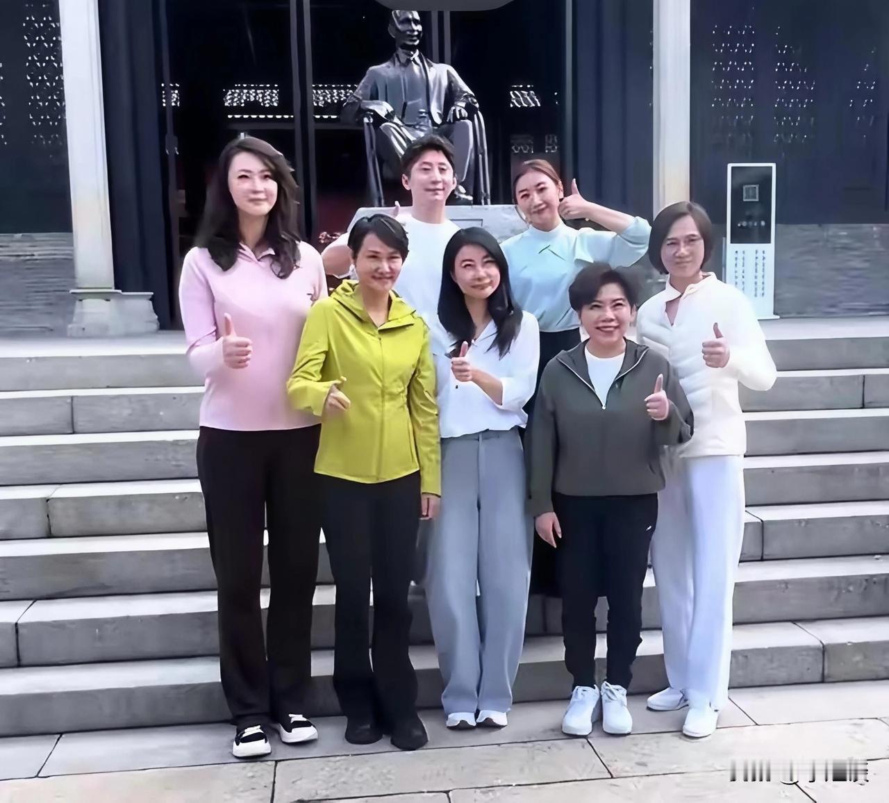 郭晶晶万万没想到，
自己的偶像高敏，
那个移居美国惨遭丈夫抛弃的女人，居然走上了