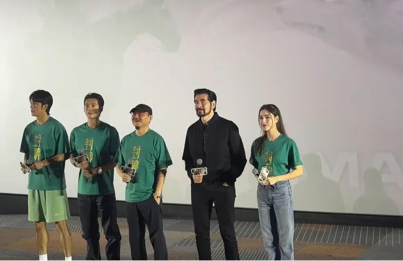 封神见面会费翔老师帅的我头发晕
去了三次见面会，上海费翔老师没来，第二天冲去无锡