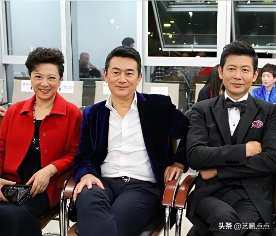 看到这张照片，一眼就认出红衣女士是著名演员王馥荔。
旁边两位中年男士，气质洒脱，