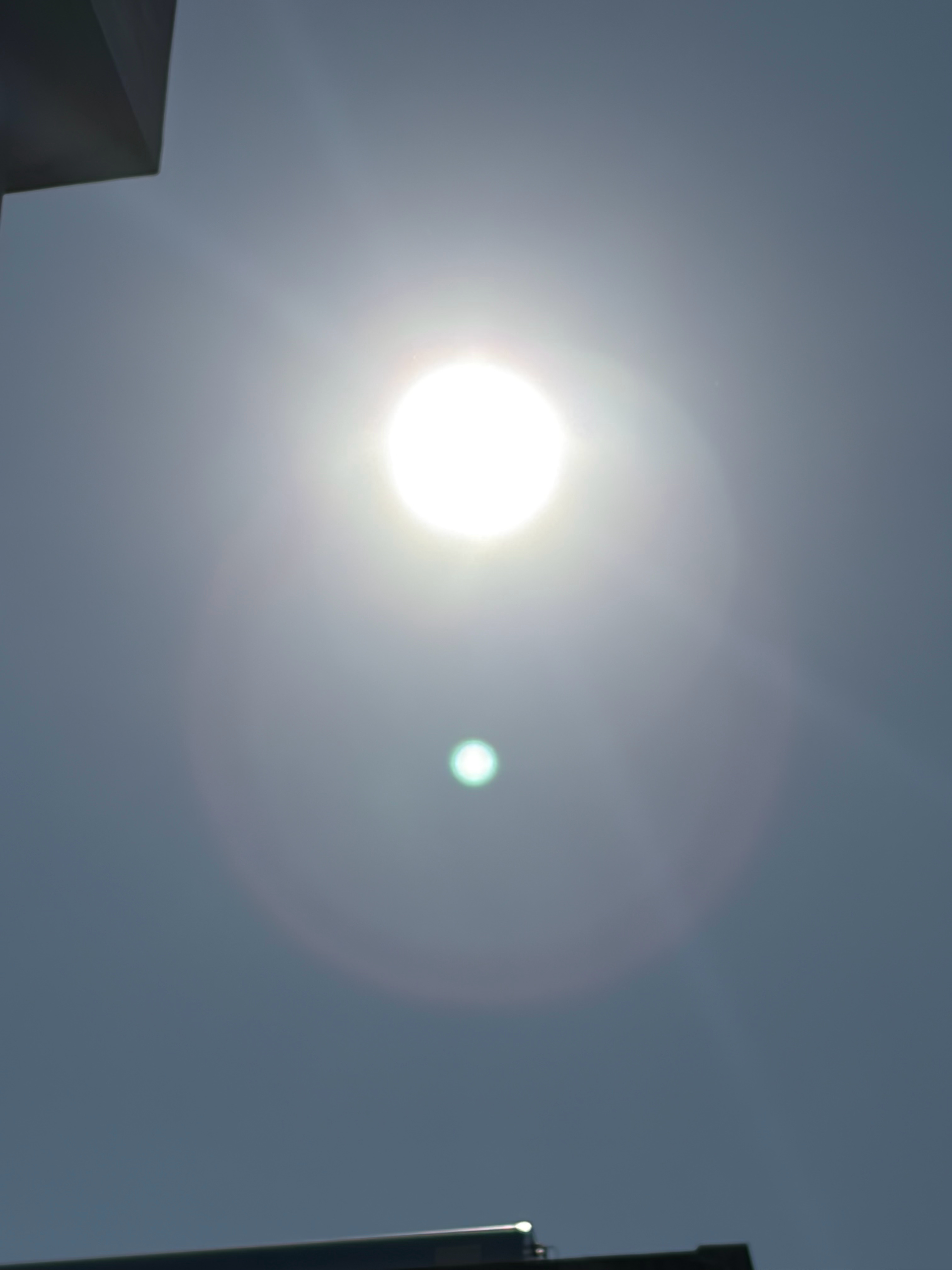 天气有点冷本来想晒一会太阳边玩手机的，结果没想到这iPhone冬天了还是这么不争