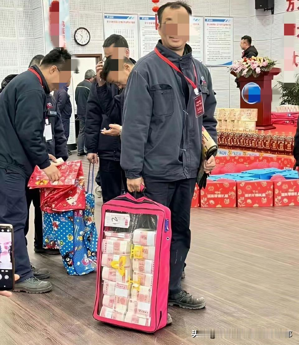 头一次见这么朴实无华的年终奖，没点开图片看以为年终奖发的一提纸巾，我还笑人家呢，