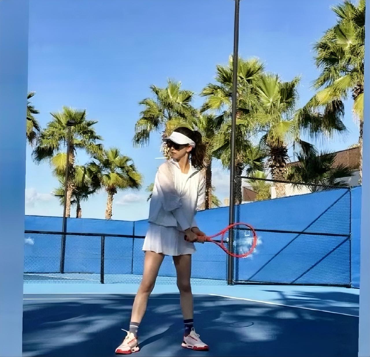 12月24日，32岁的章泽天在个人社交平台晒出打网球的照片。

照片里的她头戴帽