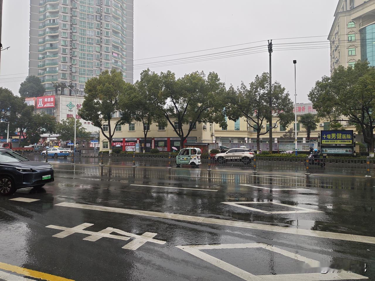 2025年最后一天了
十堰市却下起了小雪，虽然雪不大，但这种感觉挺好！

明天就