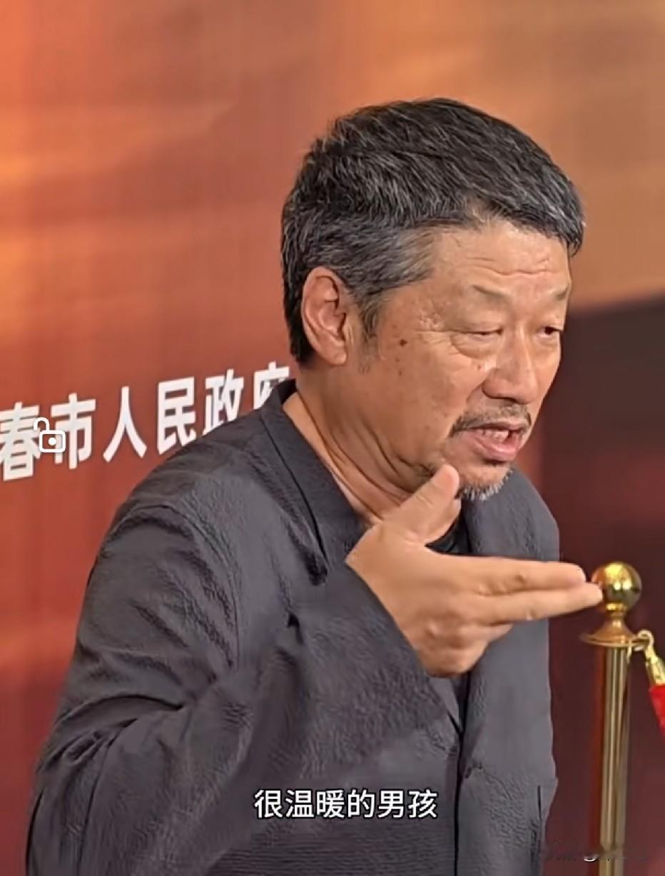 孔笙说肖战是一个很温暖的男孩
《得闲谨制》导演孔笙在长春电影节现场上台发言时夸肖