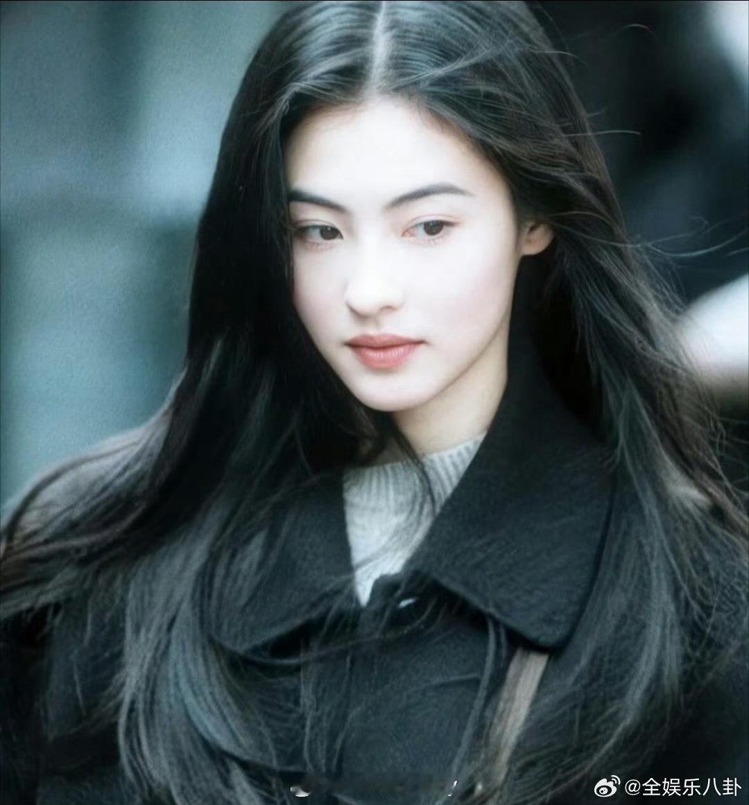 悉尼偶遇张柏芝张柏芝本人也太好看了吧，路人镜头下颜值依旧能打，气质温柔又大气，不