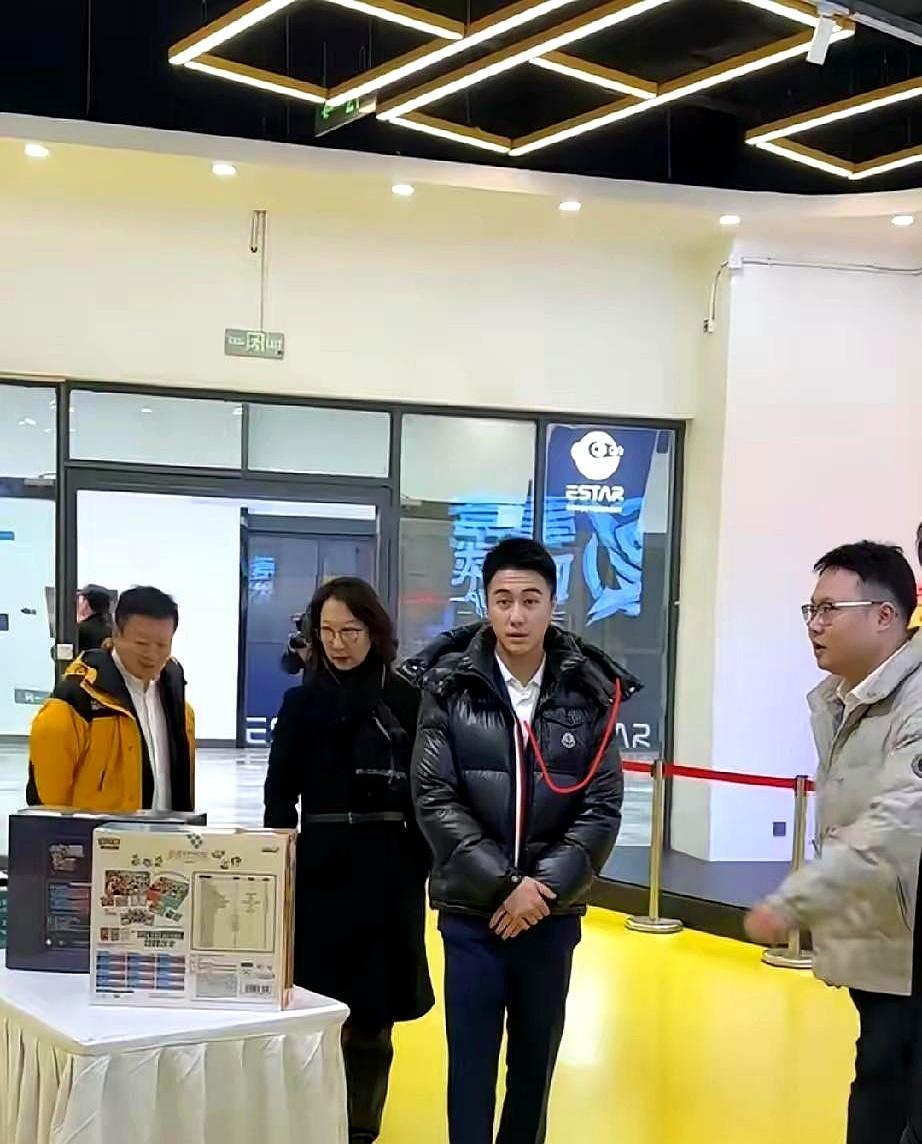 那个穿着2万块羽绒服的人，根本不怕冷。
 
他们怕的不是零下10度的寒风，而是挤