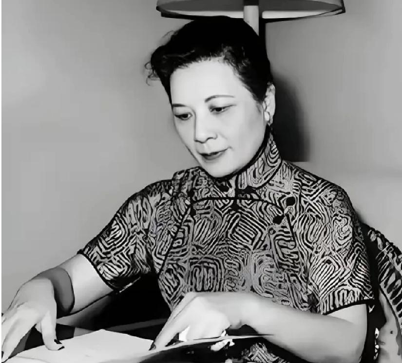 宋美龄贴身厨子晚年自尽，妻子含泪道出真相
宋美龄去世后，贴身厨子为何选择自尽？