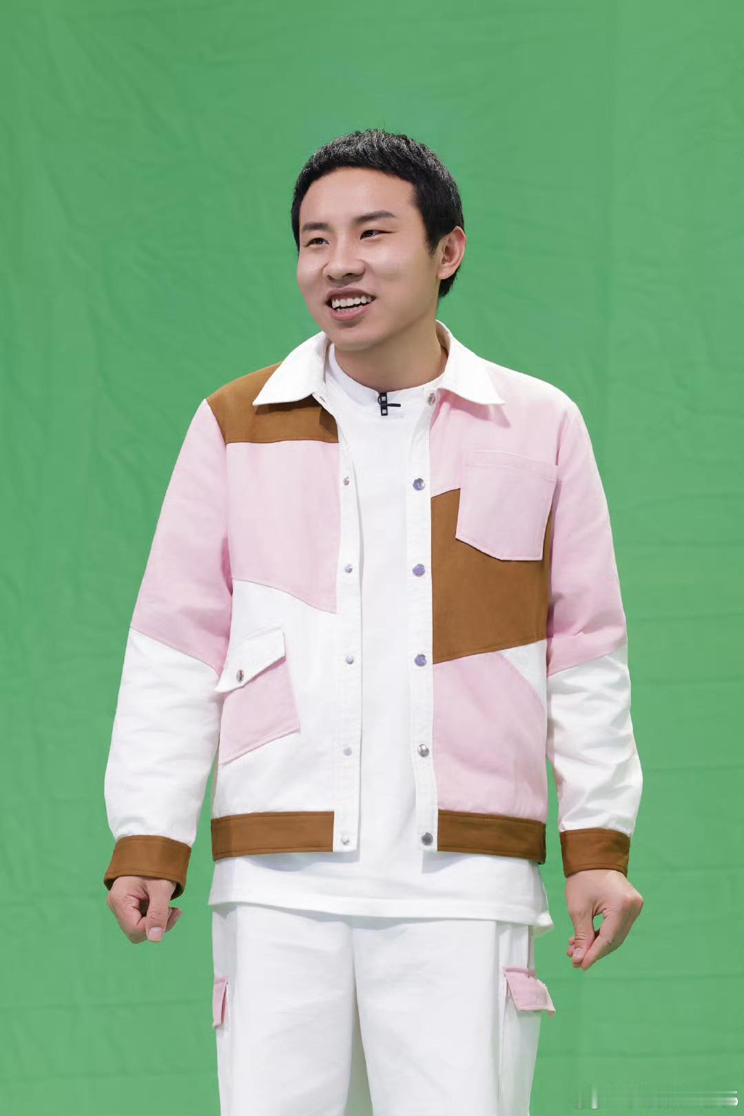 魏大勋把徐志胜当陀螺抽魏大勋简直是捣蛋鬼本鬼！把夜盲的徐志胜当陀螺逗着转，还甩锅