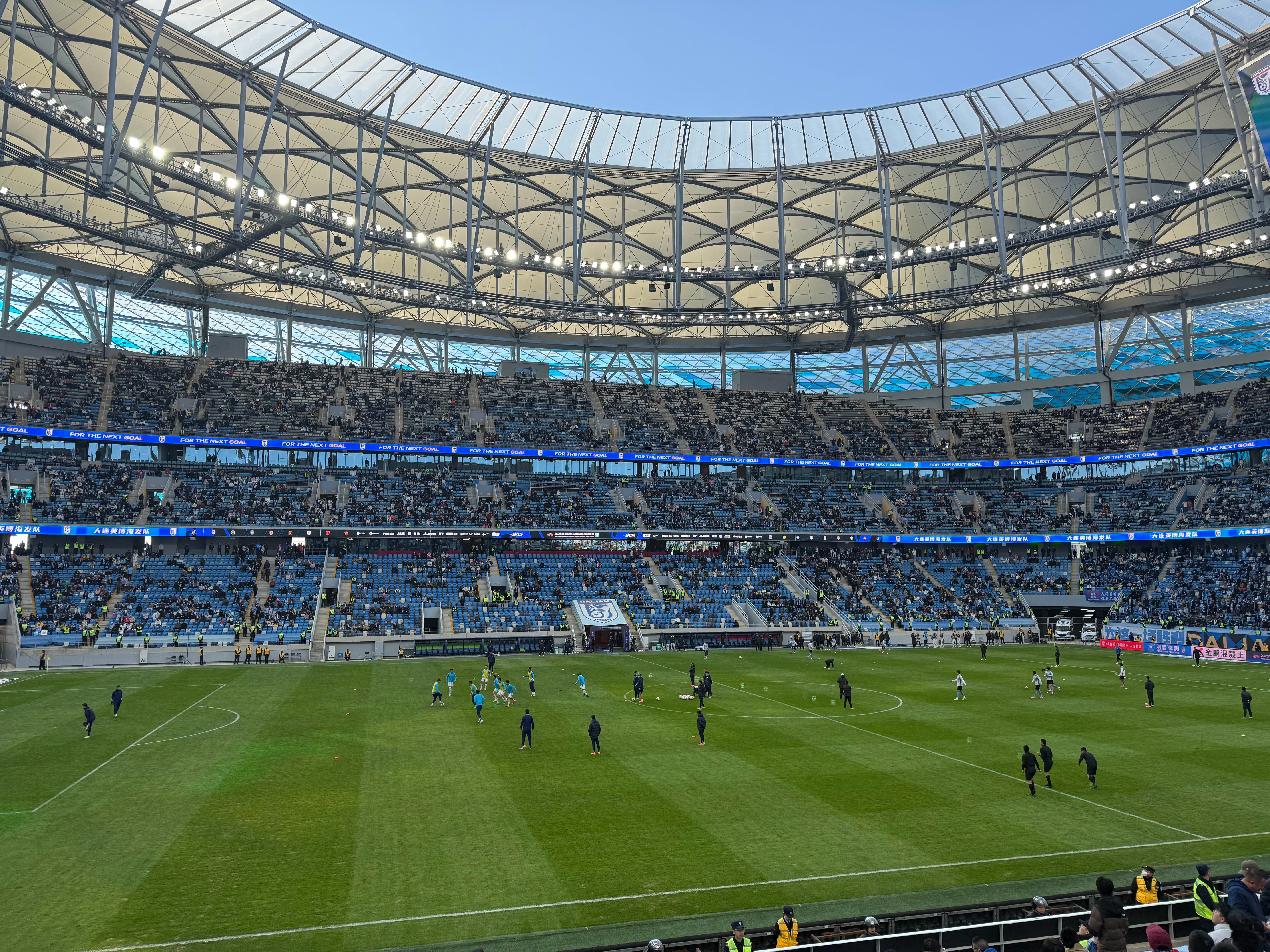 大连英博中超联赛 在刚刚结束的大连英博海口冬训第二场热身赛中，凭借王圣博和刘逸的