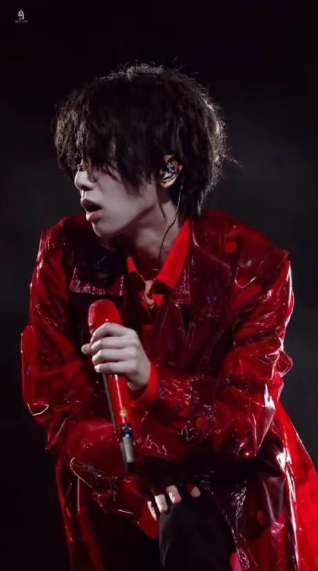 原来华晨宇也喜欢唱庞麦郎的歌曲。华晨宇 庞麦郎 我的滑板鞋 李荣浩