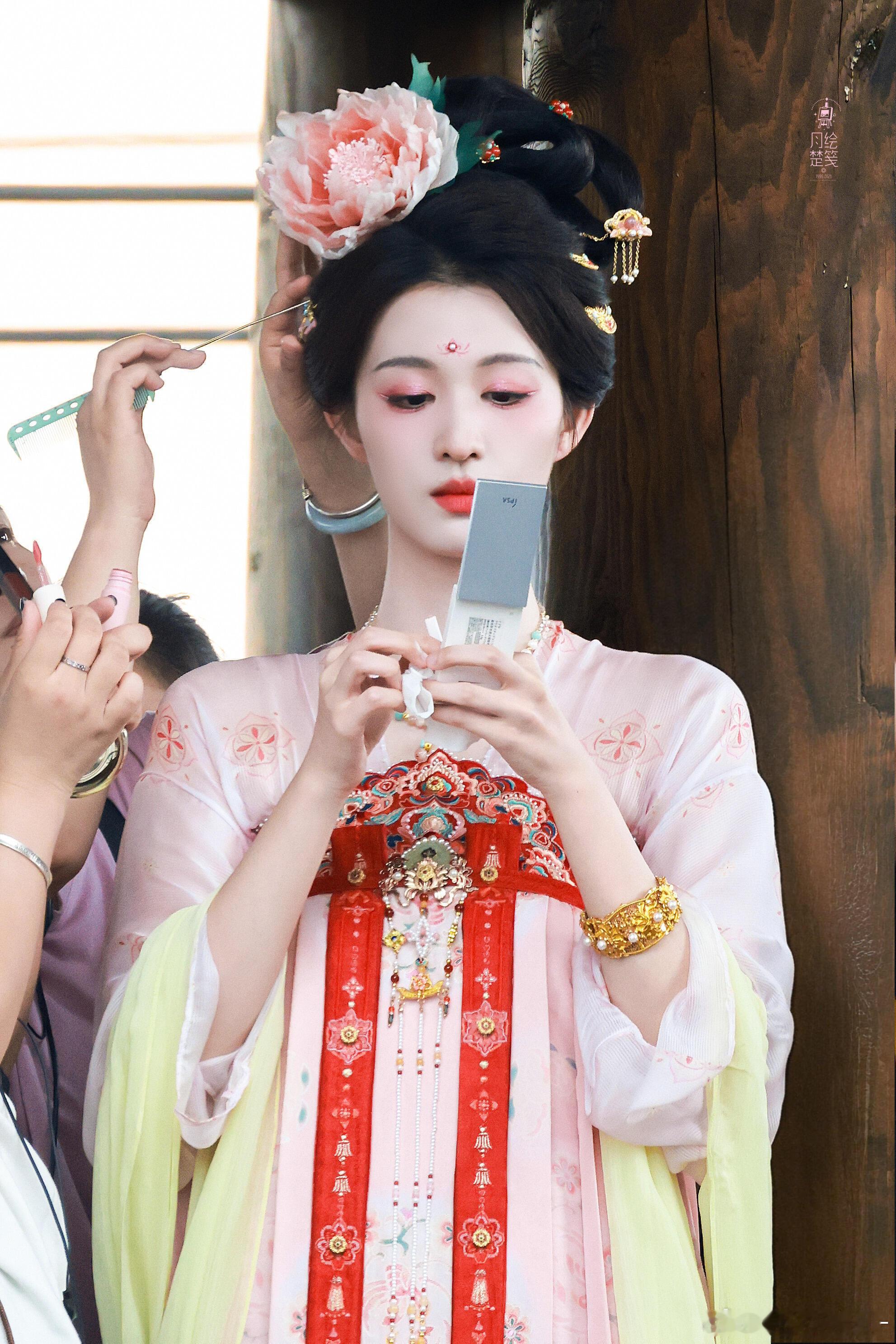 王楚然和唐装简直绝配🥺 