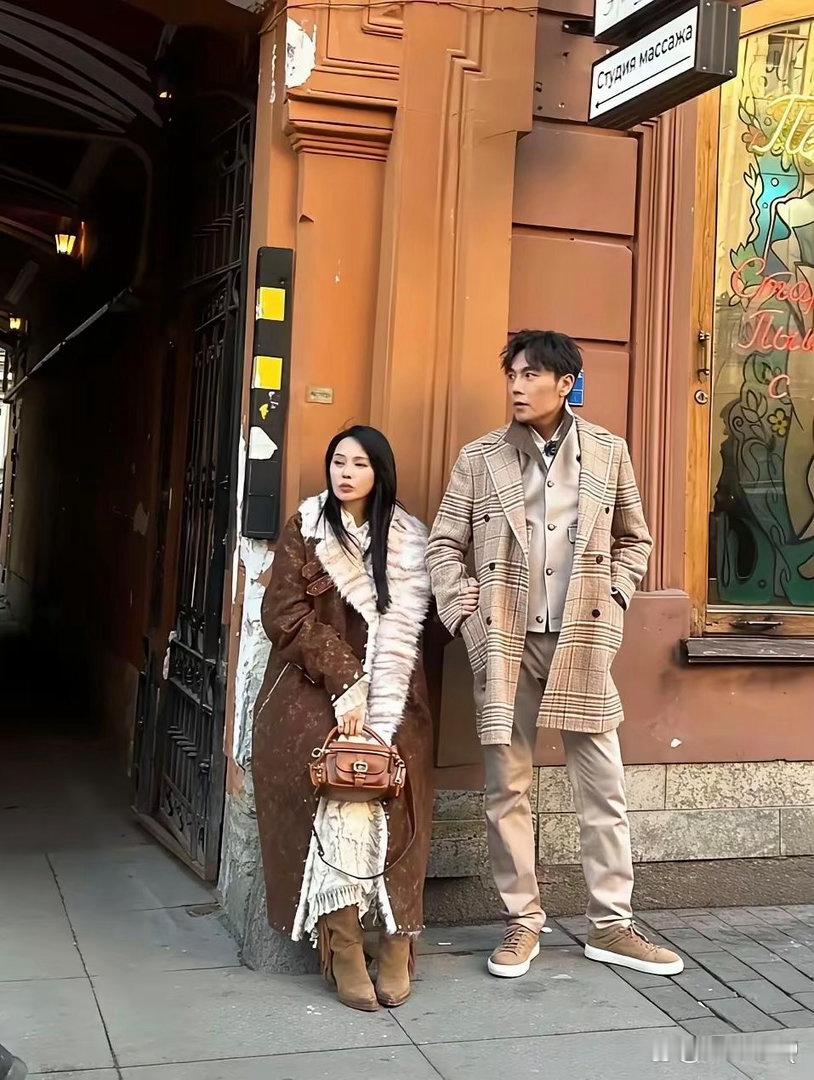 网友偶遇秦昊伊能静夫妇在俄罗斯录节目，两人身穿美拉德色系情侣装，衣品还是挺好的。