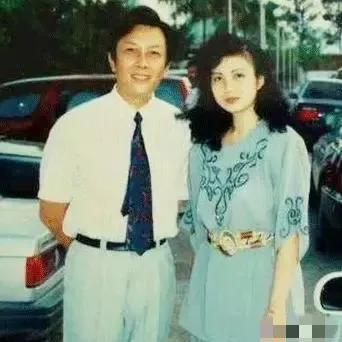 1990年除夕夜，唐国强的妻子洗完澡化完妆，穿上一身新衣，用一根绳子结束了自己的