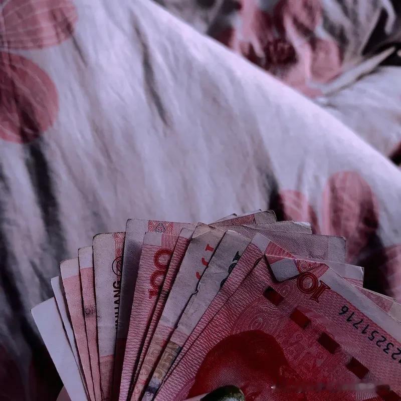 上联:人穷朋友少
下联:户富债务多
