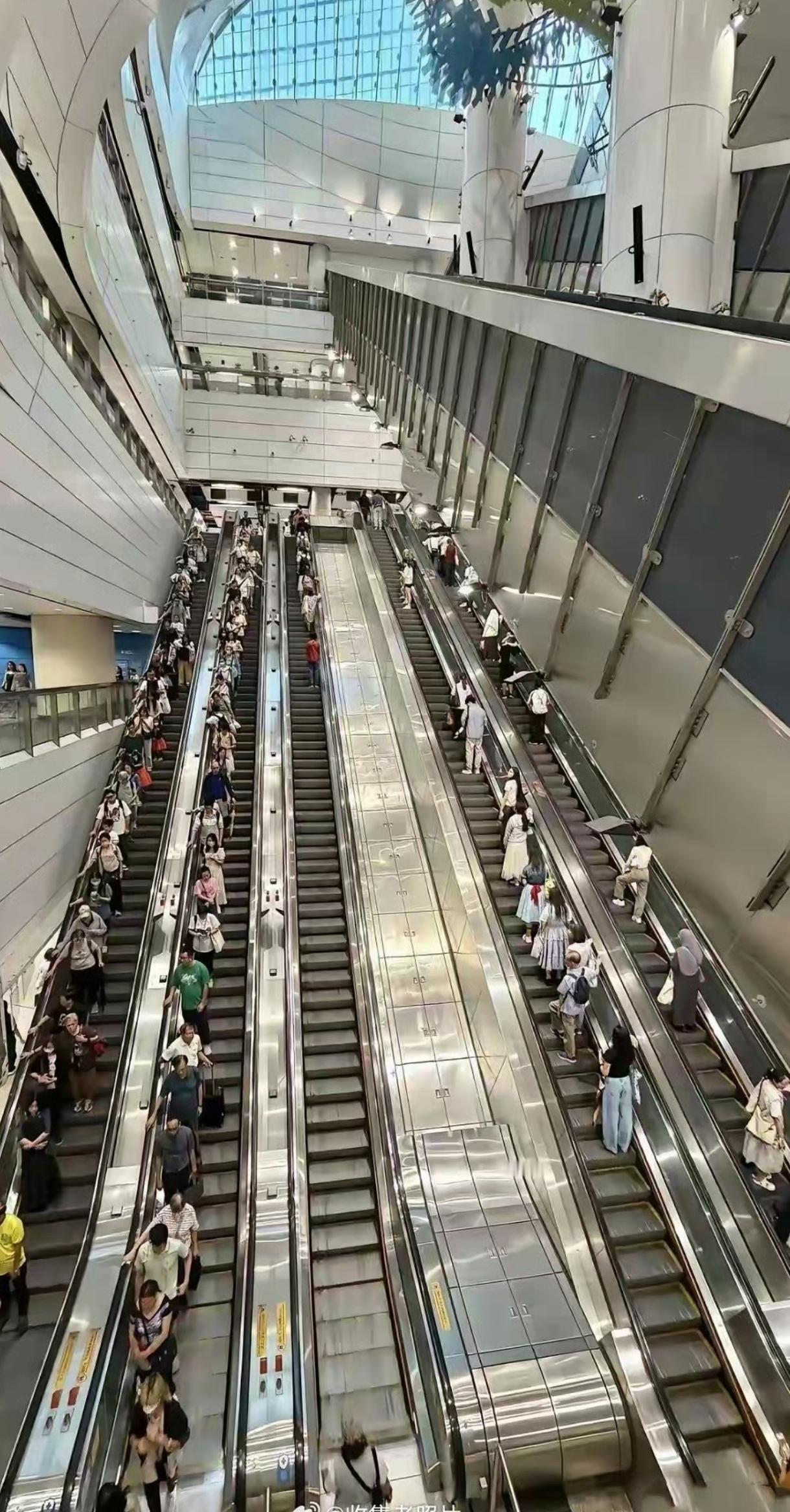 香港地铁，左行右立，早就科普过电梯站一边会导致电梯故障率增加，只站一边还会导致使