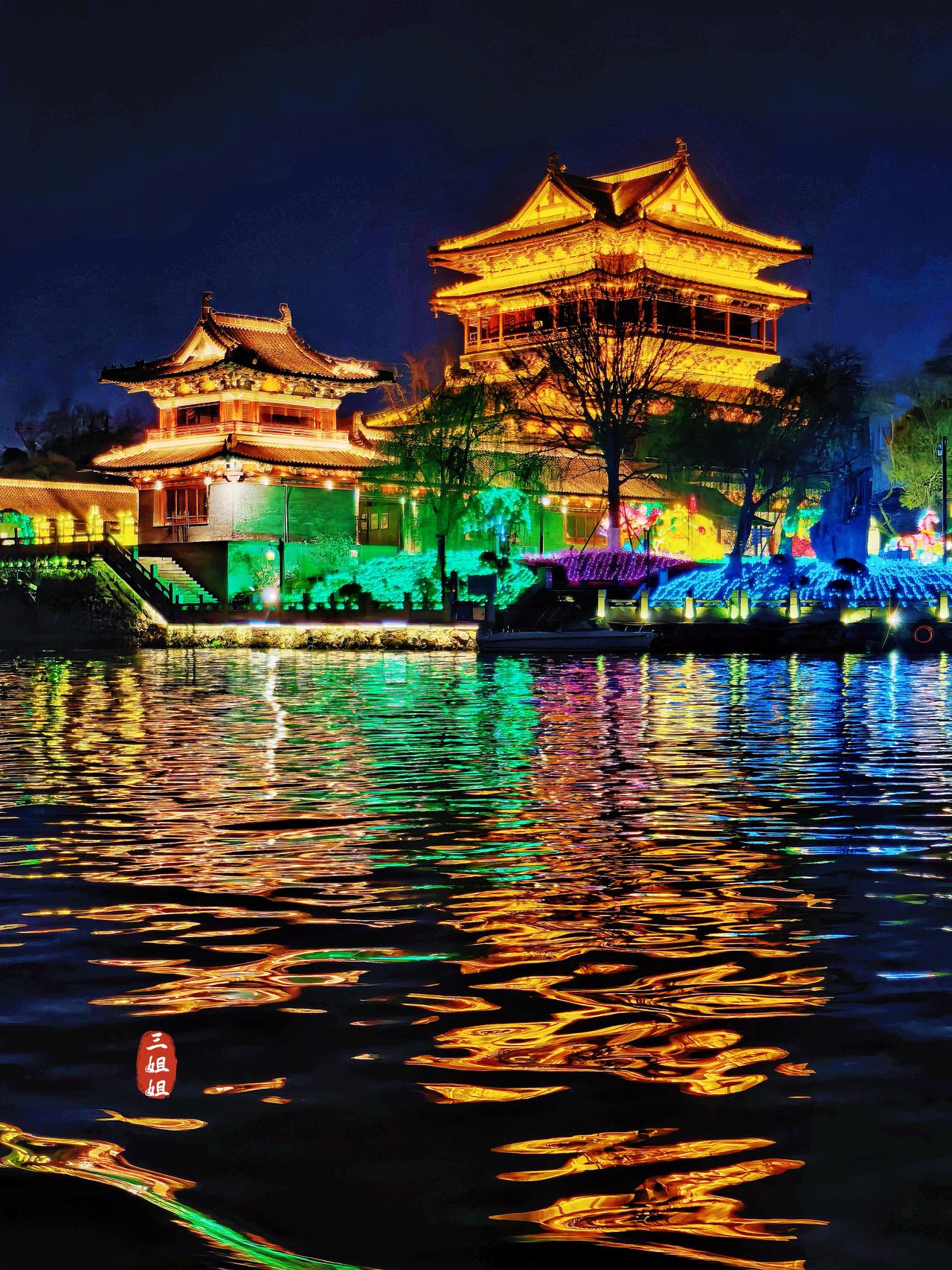 泰州夜“泰”美，画舫夜游凤城河。
来泰州，怎么能不体验乘船夜游凤城河呢，在船上吹