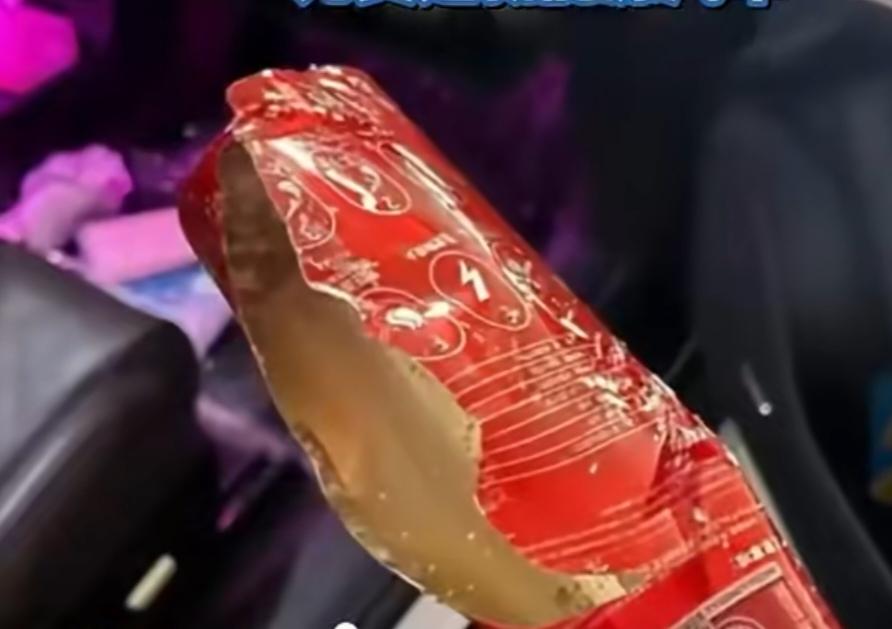 近日，一辆好端端的小米SU7，却被车主自己塞在副驾储物箱的灭火器炸到瘫痪。事故中