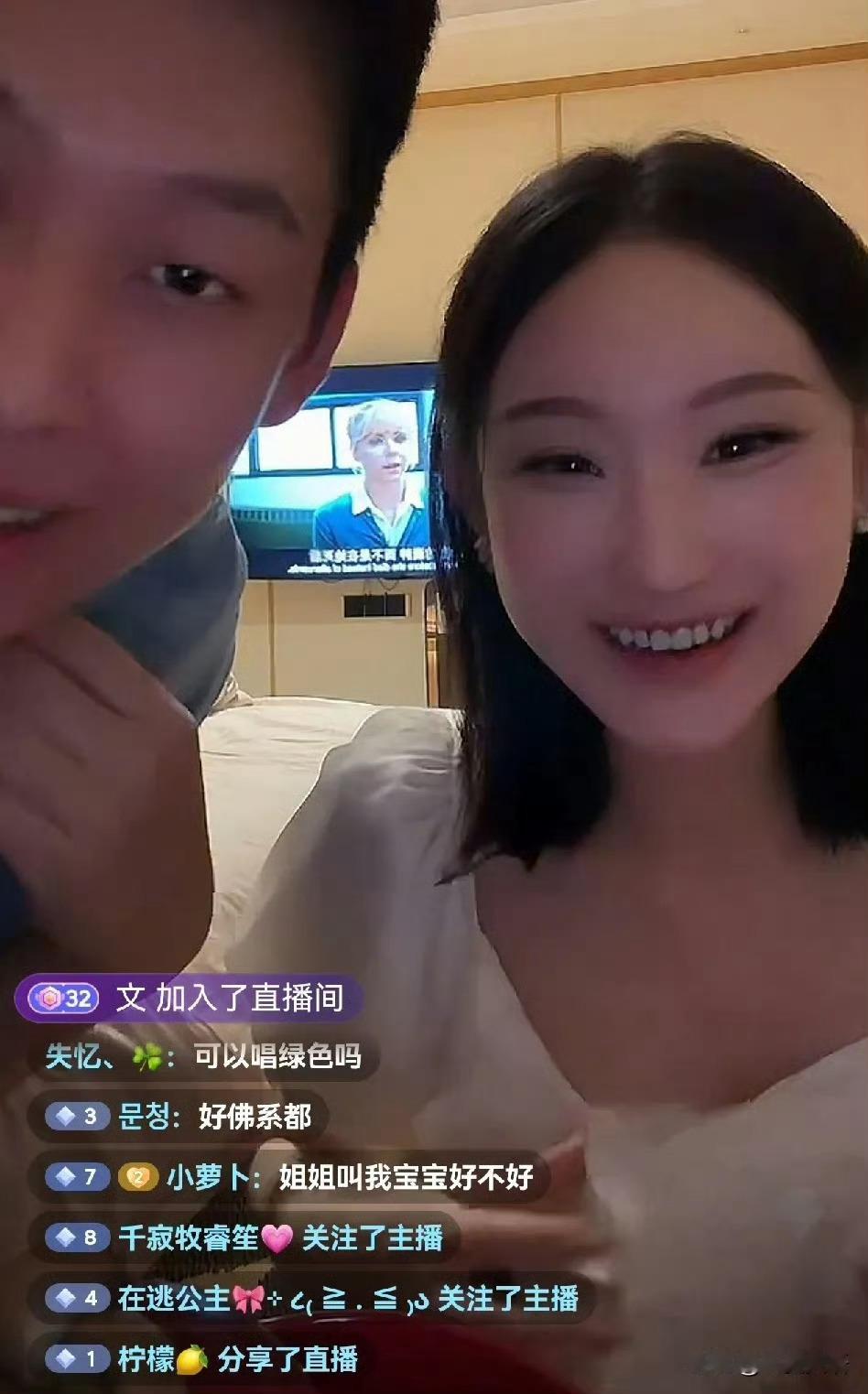 家人们谁懂啊!刷到陈雪凝和Louis营业了，两个人状态都好好。平淡幸福溢出屏幕！