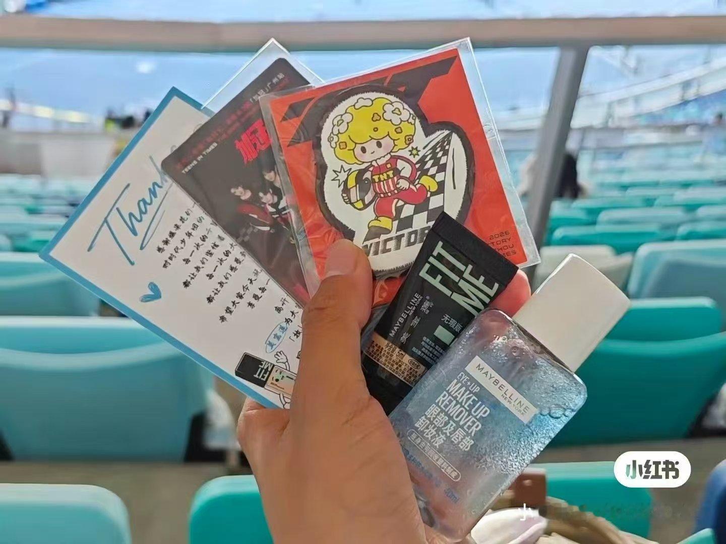 时团广州演唱会伴手礼时团演唱会伴手礼 很不错诶这次伴手礼 