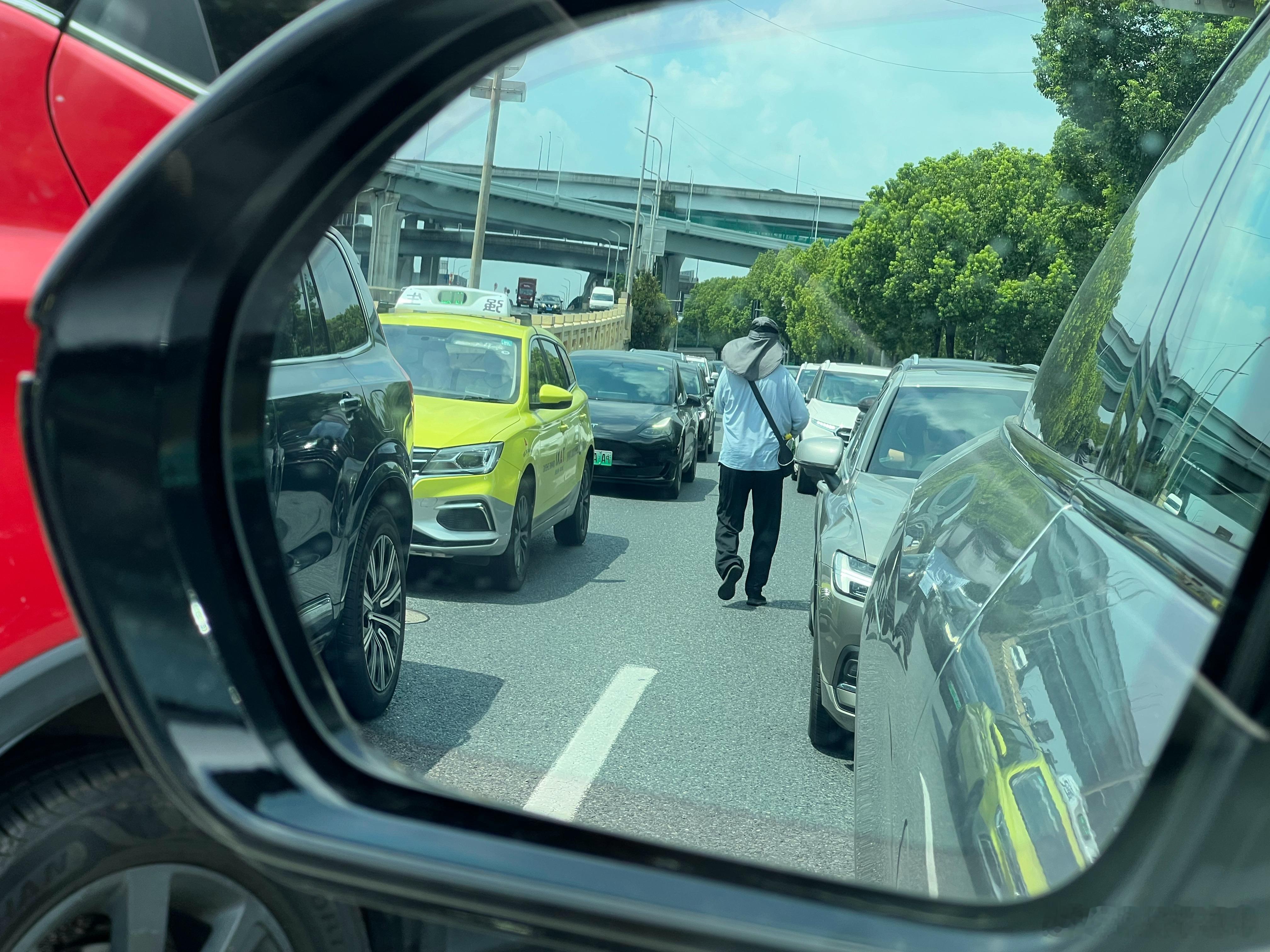 这算不算隐藏式门把手为数不多的优点？等红绿灯的时候如果有往门把手里塞小卡片的，现