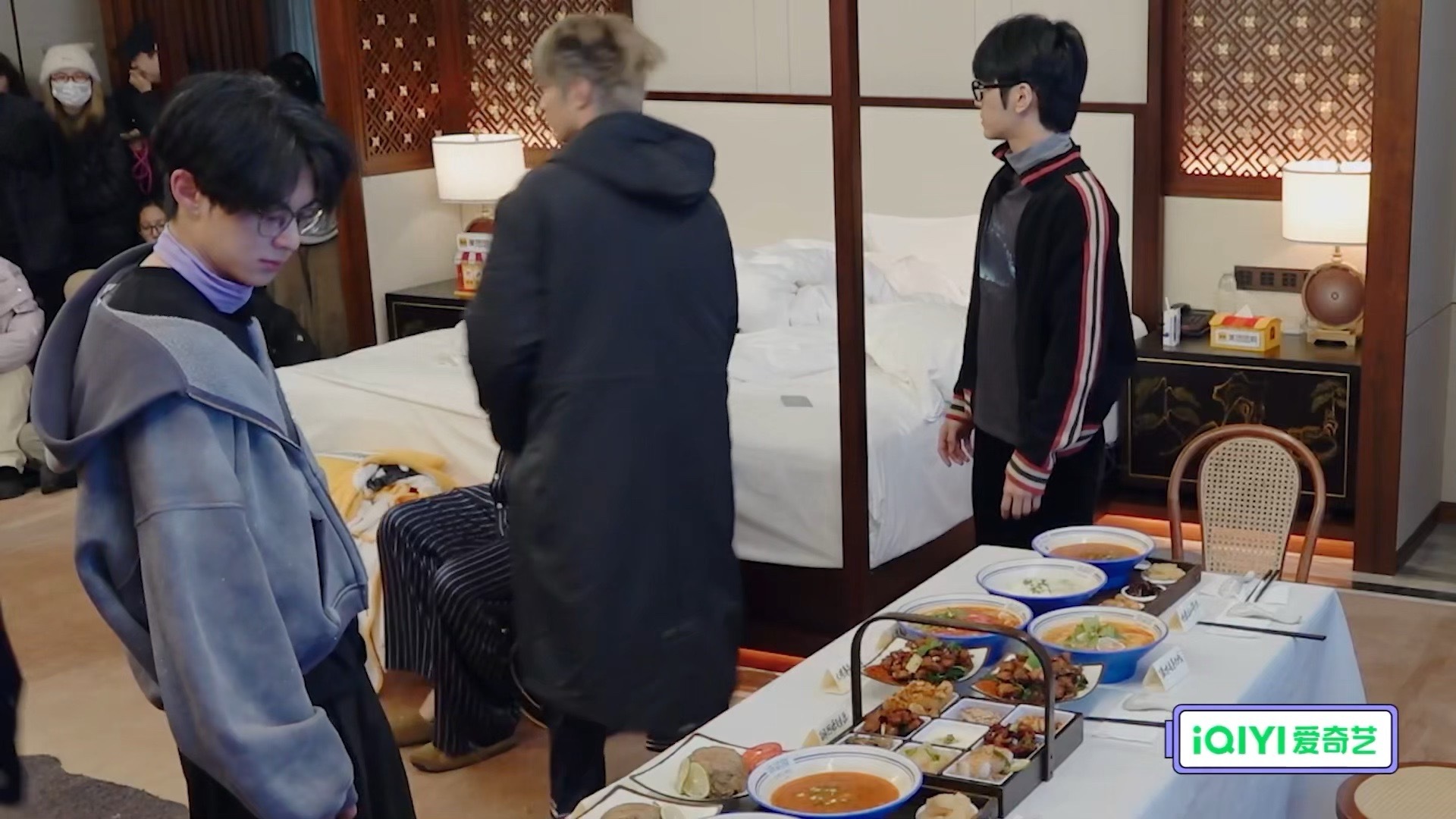 我们鹤棣真的很专心在看桌上的早餐