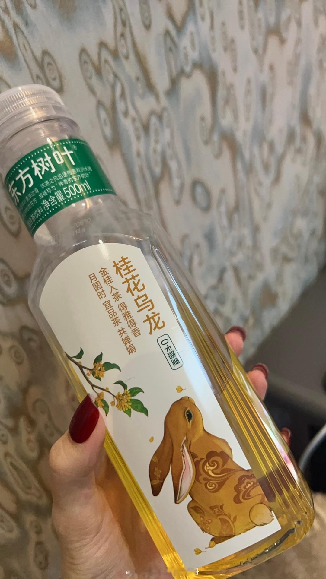 东方树叶出桂花味了哎！！最爱桂花味了！要不是逛个超市都不知道！！！好喜欢！包装也
